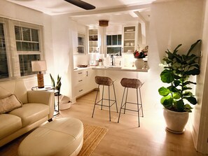Smart TV - NEW Jacksonville Suites - A Pristine Bright 1950s Gem in the of Heart of J-Ville (Jacksonville)
