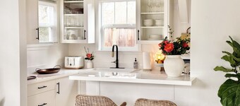 Jacksonville Suites - A Pristine Bright 1950s Gem in the of Heart of J-Ville