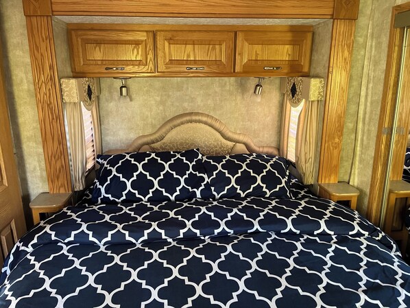 1 bedroom, bed sheets