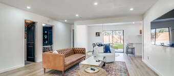 Cozy Spa-like cottage with lake views and pool just outside of the city! 