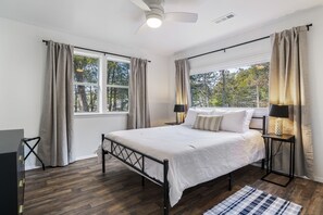 7 bedrooms, iron/ironing board, WiFi, bed sheets - LAKEFRONT Bliss FLAT to water: Spacious home with Game Room, Sleeps 15 Guests!  (Garfield)