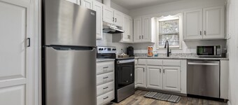 LAKEFRONT Bliss FLAT to water: Spacious home with Game Room, Sleeps 15 Guests! 