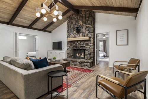 LAKEFRONT Bliss FLAT to water: Spacious home with Game Room, Sleeps 15 Guests! 