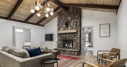 LAKEFRONT Bliss FLAT to water: Spacious home with Game Room, Sleeps 15 Guests!