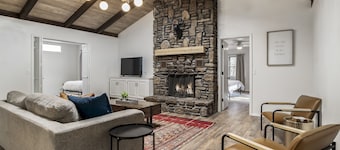 LAKEFRONT Bliss FLAT to water: Spacious home with Game Room, Sleeps 15 Guests!