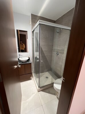 Regadera, toallas, jabón, shampoo 