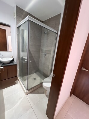 Shower, towels, soap, shampoo - Excelente Alojamiento en la Cdmx (Ciudad de México)