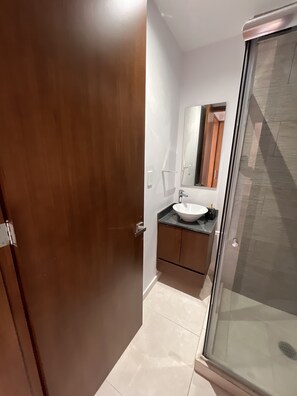 Douche, serviettes fournies, savon, shampoing
