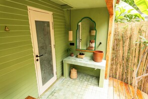 Family Double Room | Bathroom | Shower, bathrobes, bidet, towels - Buena Vibra (Gili Air)