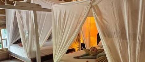 Standard-bungalow | Ylelliset vuodevaatteet, työpöytä