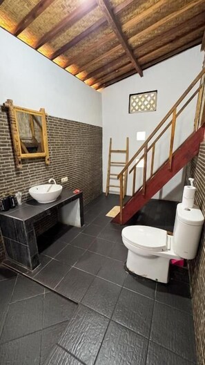 Honeymoon Double Room | Bathroom | Shower, bathrobes, bidet, towels - Buena Vibra (Gili Air)