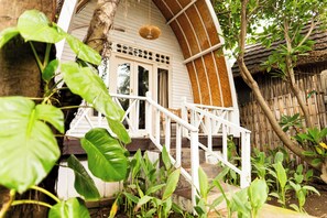 Family Double Room | Premium bedding, desk, laptop workspace, rollaway beds - Buena Vibra (Gili Air)