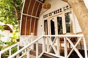 Family Double Room | Premium bedding, desk, laptop workspace, rollaway beds - Buena Vibra (Gili Air)