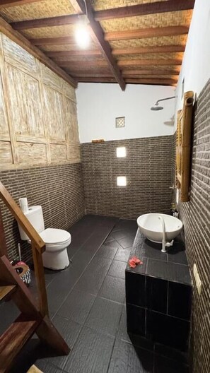 Standard Bungalow | Bathroom | Shower, bathrobes, bidet, towels
