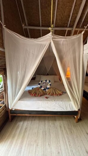 Premium bedding, desk, laptop workspace, rollaway beds - Buena Vibra (Gili Air)