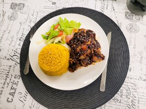 朝食、ランチ、ディナーに営業