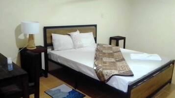 Chambre, 1 grand lit, rez-de-chaussée