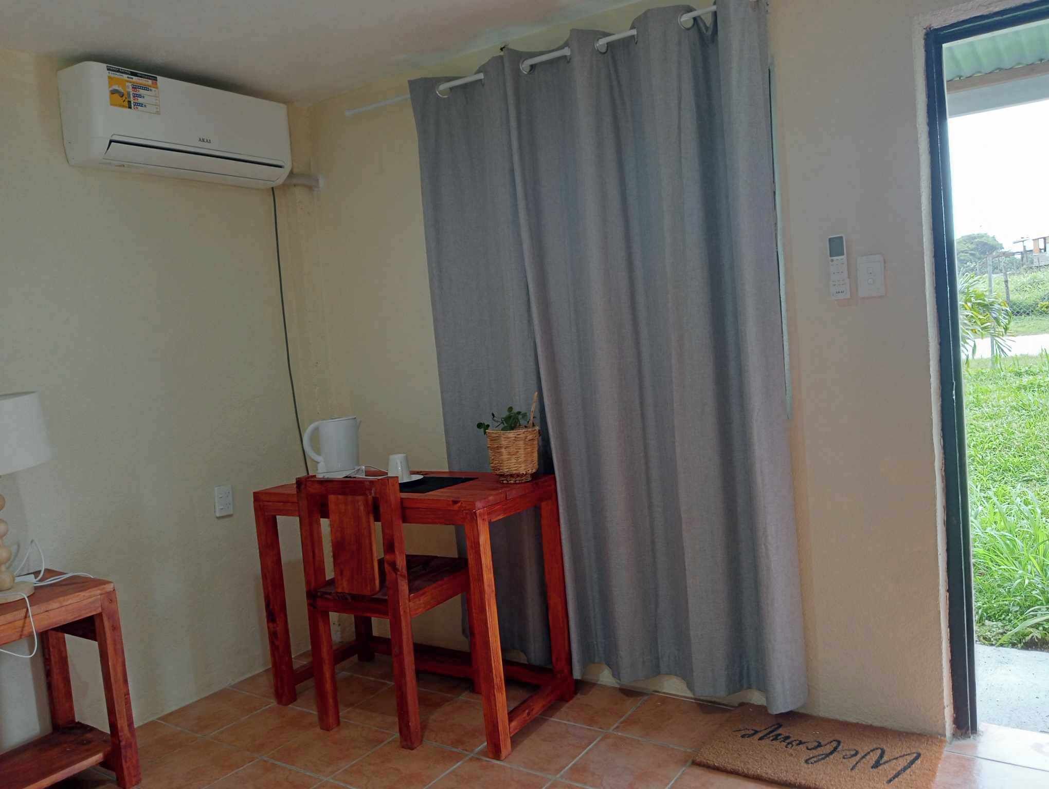 Habitación doble urbana, varias camas, planta baja | Escritorio, cortinas blackout y tabla de planchar con plancha 