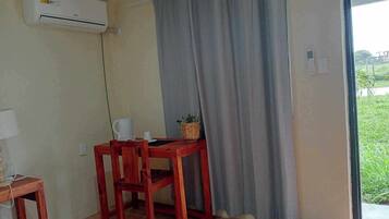 Habitación doble urbana, varias camas, planta baja | Escritorio, cortinas blackout y tabla de planchar con plancha