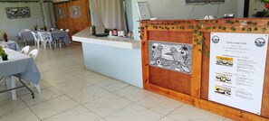 Petit déjeuner, déjeuner et dîner servis sur place