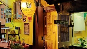 A restaurant named "Carpe Diem" with outdoor seating and a sign indicating "Panas Artesanal." - Carpe Diem (Cairu)