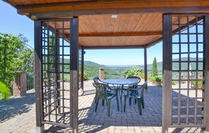 Outdoor dining - Amazing home in Castiglion Fiorentino (Castiglion Fiorentino)