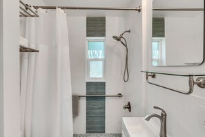 Dusche, Haartrockner, Handtücher