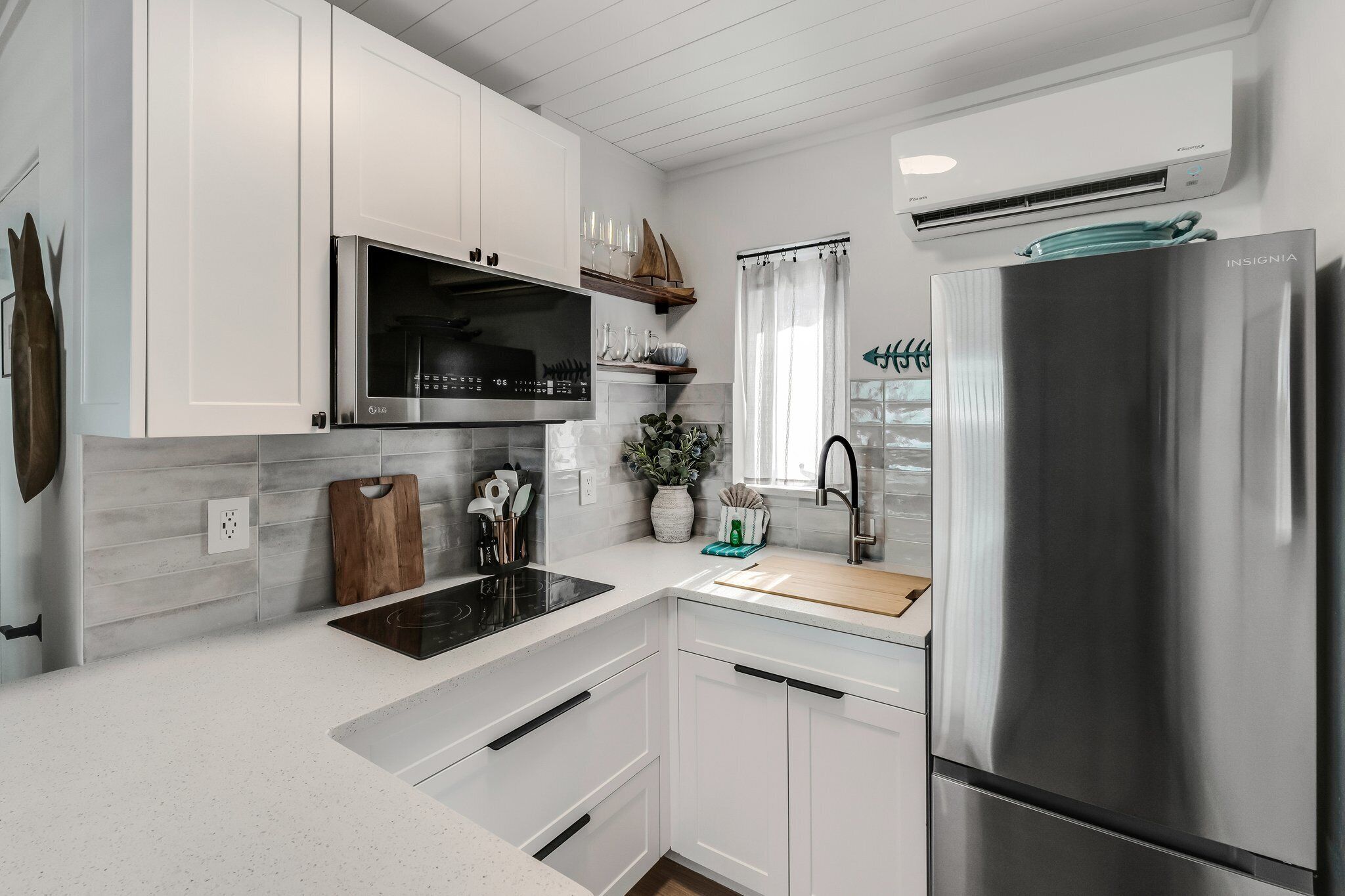 Réfrigérateur, micro-ondes, four, plaque de cuisson