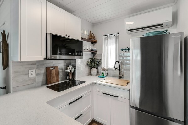 Réfrigérateur, four à micro-ondes, un four, surface de cuisson