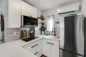 冷蔵庫、電子レンジ、オーブン、コンロ