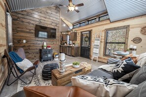 Ein gemütliches Blockhaus-Interieur mit Wohnbereich, Esstisch und Küche.