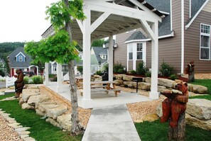 Outdoor dining - Fourth of July week at Stormy Point Village Resort Cottage, 3 Bedrooms 2 Bath (Branson)