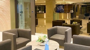 Lobby sitting area - Madison Place at Sea Residences powered by Cocotel (Pasay)
