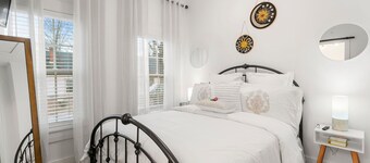 Mel-C's Cozy Cottage 
Comfy Retreat in the Heart of 
Downtown Monroe Georgia 