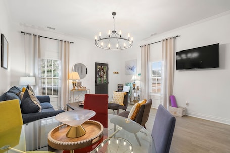 Smart TV, libri. Mel-C's Cozy Cottage
Comfy Retreat in the Heart of
Downtown Monroe Georgia