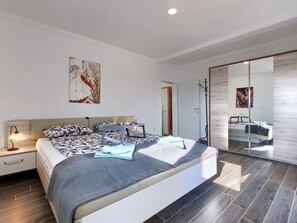 3 slaapkamers, een strijkplank/strijkijzer, wifi
