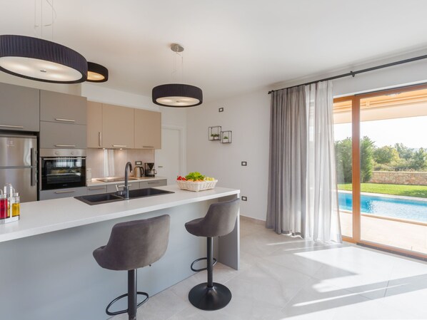 Geladeira, micro-ondas, fogão, lava-louças