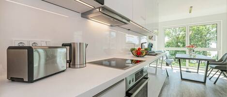 Køleskab, mikrobølgeovn, ovn, kogeplade