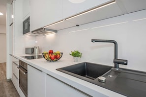 Réfrigérateur, four à micro-ondes, un four, surface de cuisson