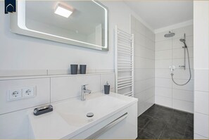 Dusche, Haartrockner, Handtücher