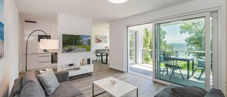 Televisie, een tafeltennistafel en een stereo