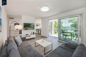 Télévision, table de tennis de table, chaîne hi-fi