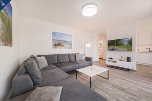 Fernseher, Tischtennisplatte, Stereoanlage