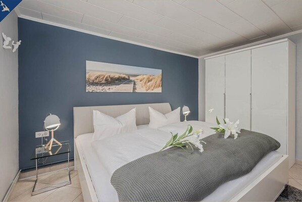 1 bedroom, desk, WiFi