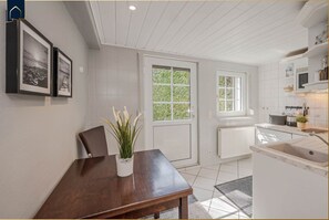 Kühlschrank, Mikrowelle, Herdplatte, Wasserkocher mit Kaffee-/Teezubehör