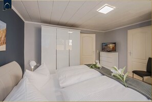 2 bedrooms, desk, WiFi