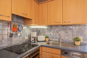 Coffee/tea maker, fridge, microwave, oven