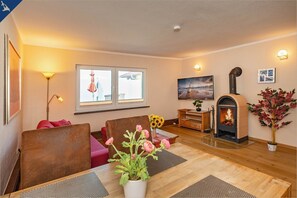 Fernseher, Kamin, Tischtennisplatte