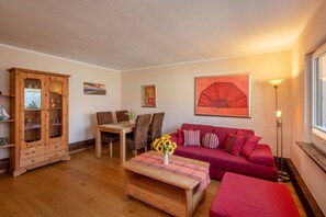 Fernseher, Kamin, Tischtennisplatte