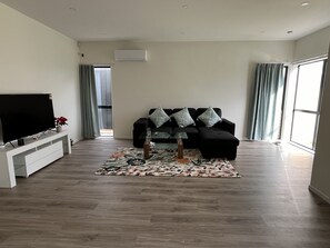 Living area - Cozy private suite  (Auckland)